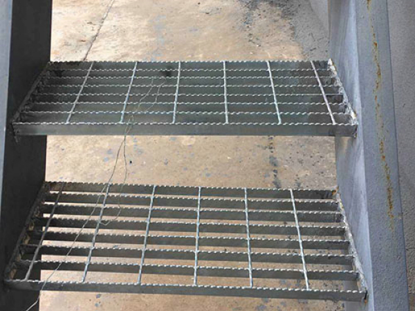 鋼梯踏步板安裝方式以及技術(shù)要求